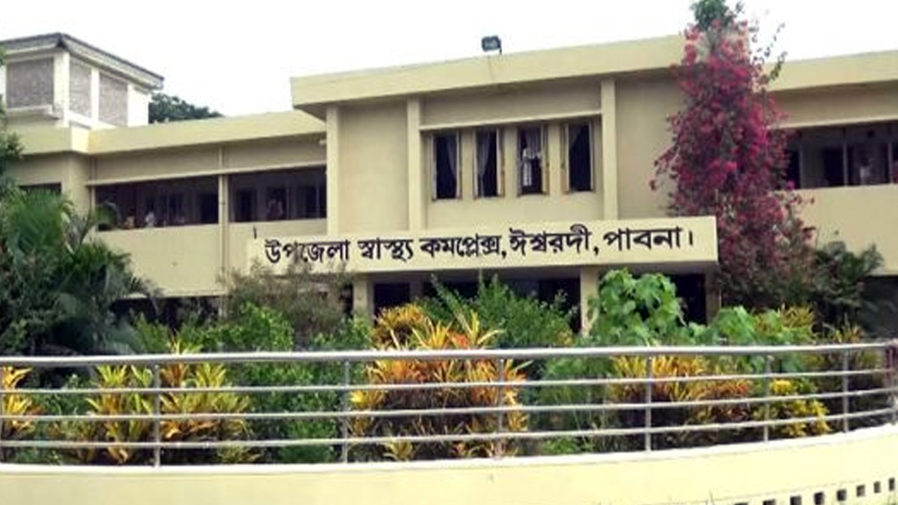 ঈশ্বরদীতে কাভার্ডভ্যানের ধাক্কায় প্রাণ হারালো মা-মেয়েসহ ৩ জন