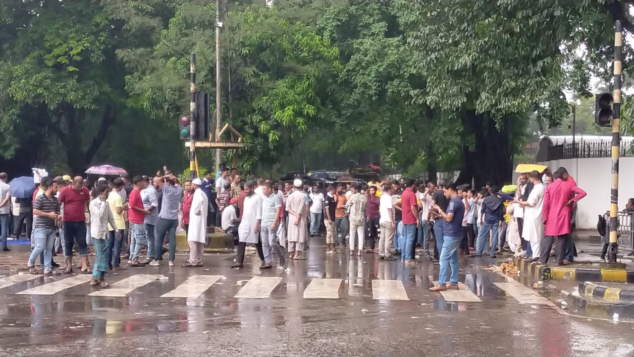 দুই উপদেষ্টা পদত্যাগ না করা পর্যন্ত সড়ক ছাড়বেন না ইশরাক সমর্থকরা