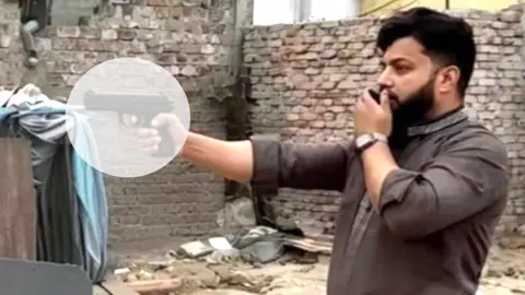 অস্ত্র হাতে অ্যাকশনে ইশরাক, তদন্তের নির্দেশ পুলিশের