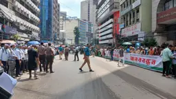 ইসলামী ব্যাংকের সামনে গ্রাহক ও চাকরিচ্যুতদের মুখোমুখি অবস্থান
