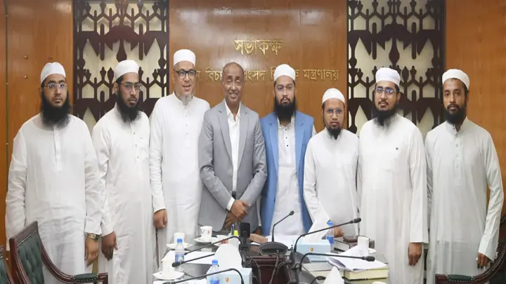 আইনমন্ত্রীর সঙ্গে বৈঠক করে সম্পত্তি হস্তান্তর বিলের অসঙ্গতি তুলে ধরলেন আলেমরা