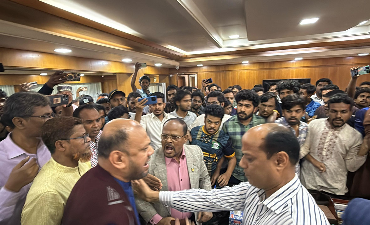 রেজিস্ট্রার পদে নিয়োগ নিয়ে ইবি উপাচার্যের কার্যালয়ে হট্টগোল