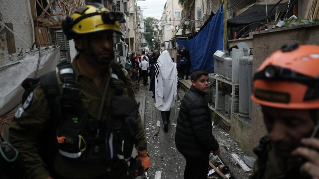 ইসরাইলে ইরানের ক্ষেপণাস্ত্র হামলা, আহত ১৪