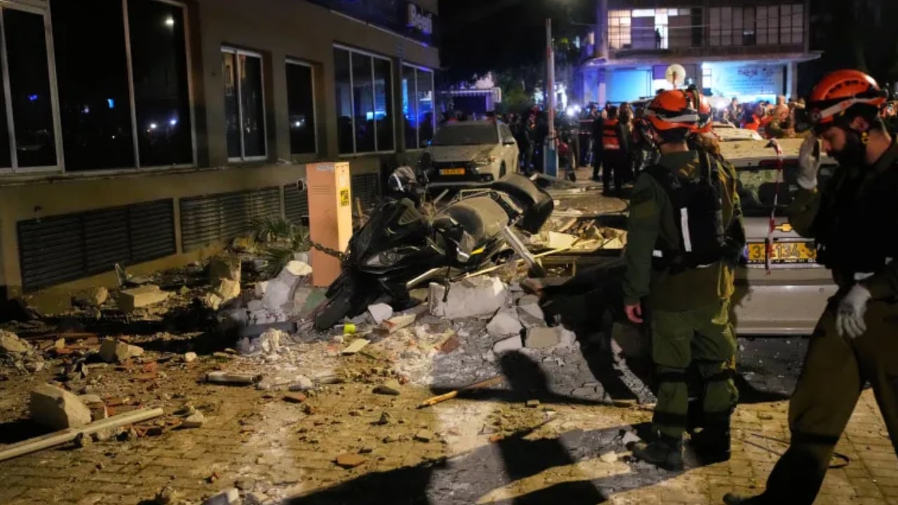 লারিজানি হামলার প্রতিশোধ: ইসরাইলে ইরানের ব্যাপক ক্ষেপণাস্ত্র হামলা