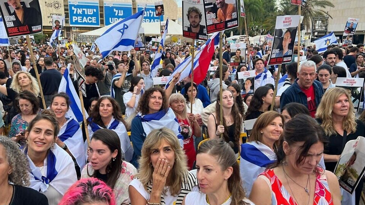 বন্দি বিনিময় উপলক্ষ্যে গাজা সীমান্তে হাজারো মানুষের ভিড়