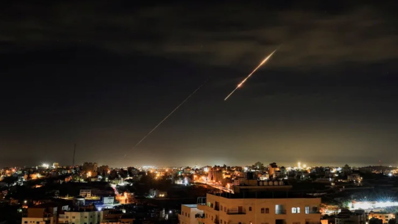 ইসরাইলে রাতভর ইরানের হামলা, আহত ৩০