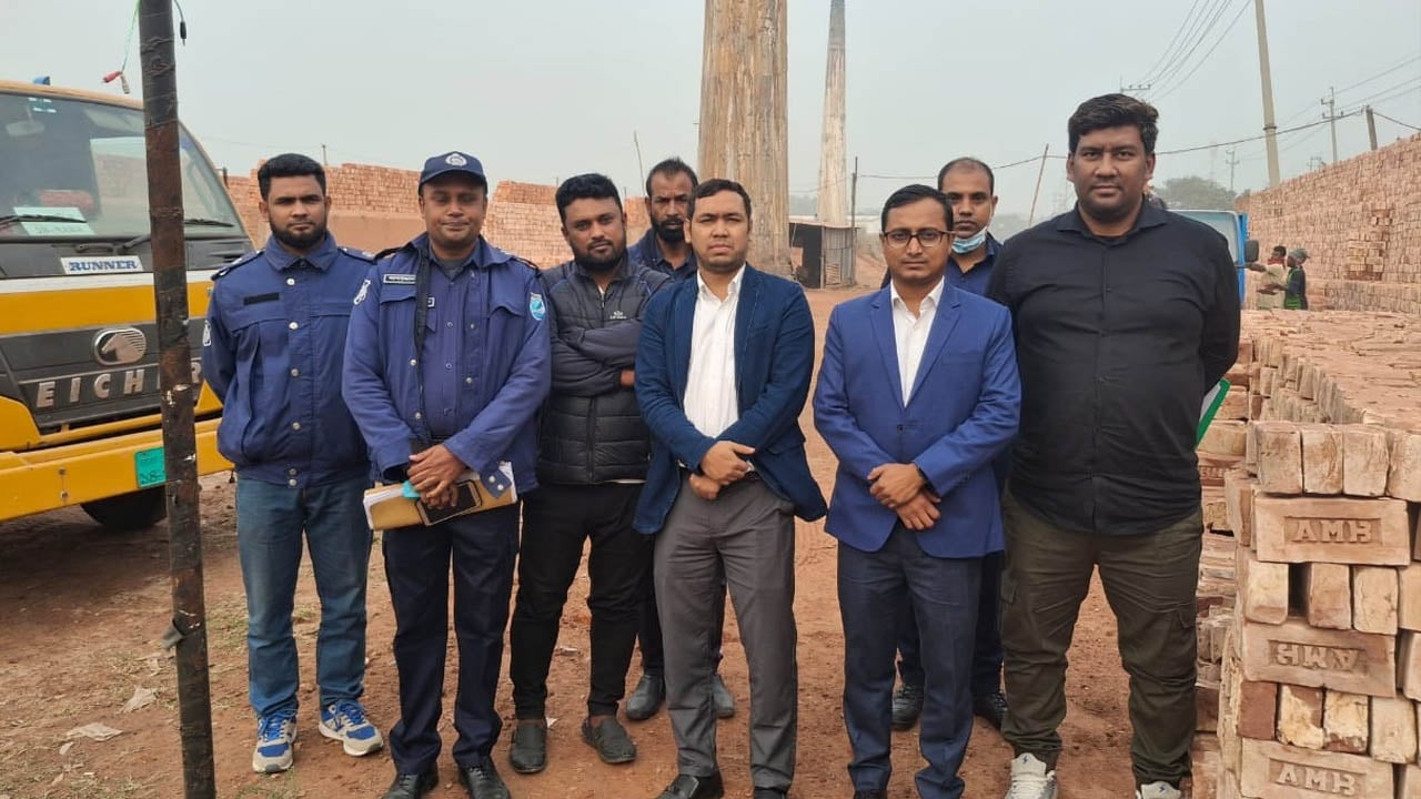 আড়াইহাজারে অবৈধ ইটভাটা মালিককে জরিমানা