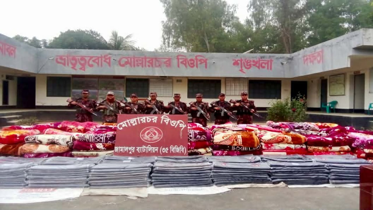 বিজিবির হাতে বিপুল পরিমাণ ভারতীয় থান কাপড় জব্দ