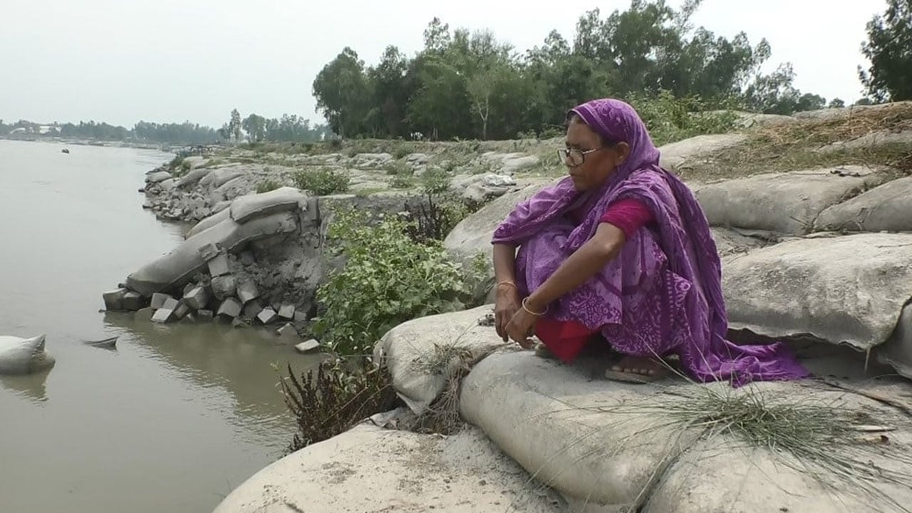 যমুনার ভাঙনে বিলীন হওয়ার পথে সরকারি স্কুল