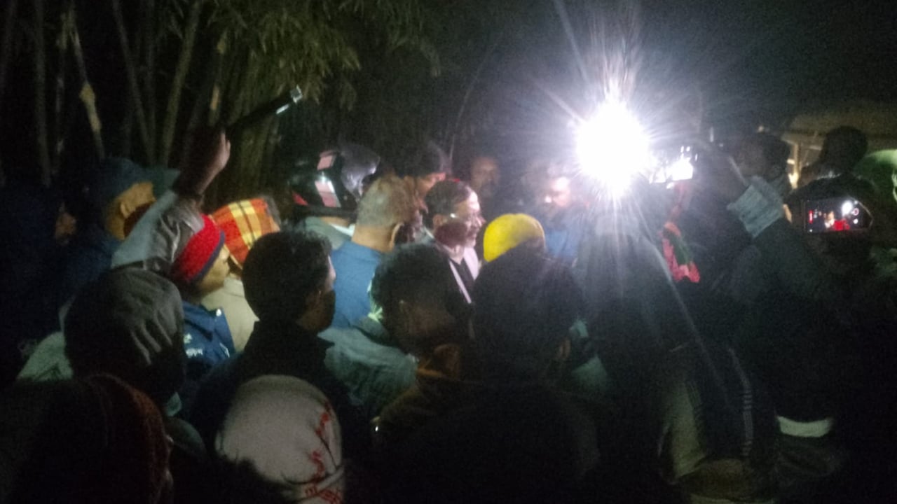 বিএনপি কর্মীদের উপর অস্ত্র তাক করলো জাপা প্রার্থীর গানম্যান