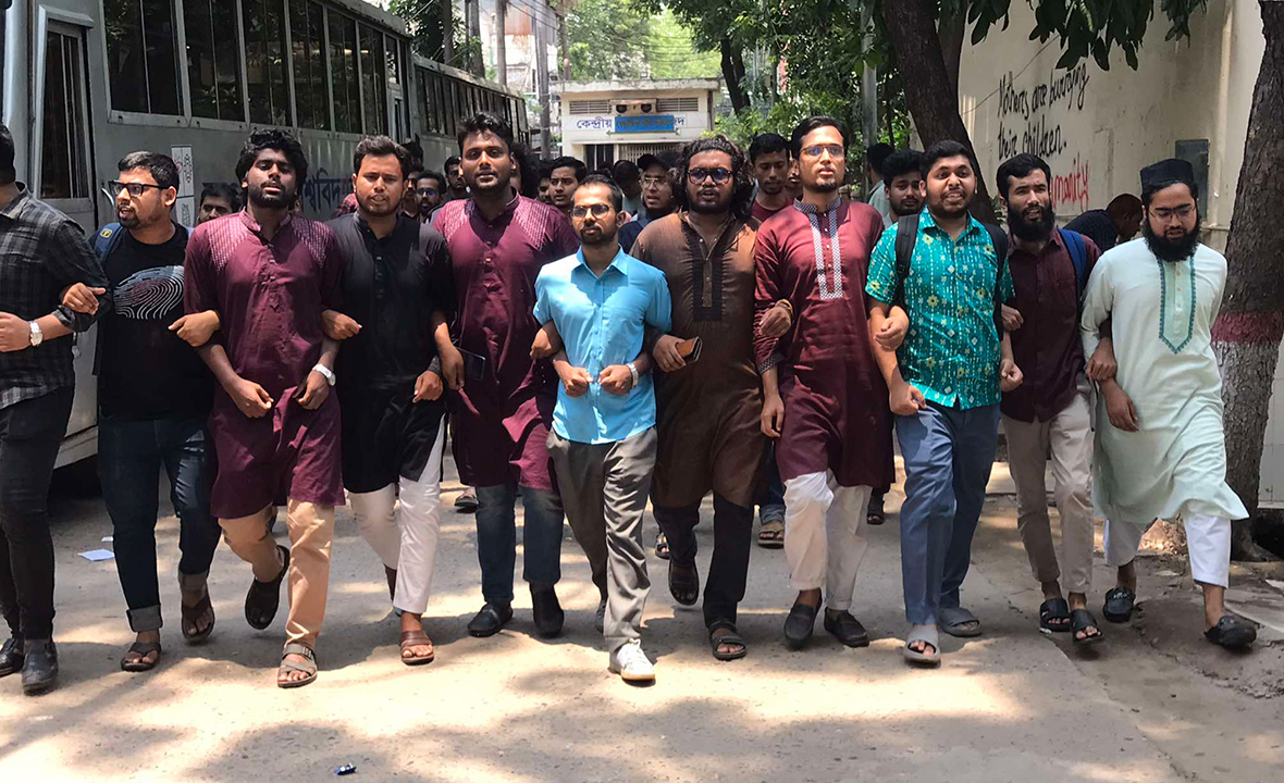 ইউজিসির বাজেট বৃদ্ধিসহ ৪ দফা দাবিতে জবি শিক্ষার্থীদের বিক্ষোভ