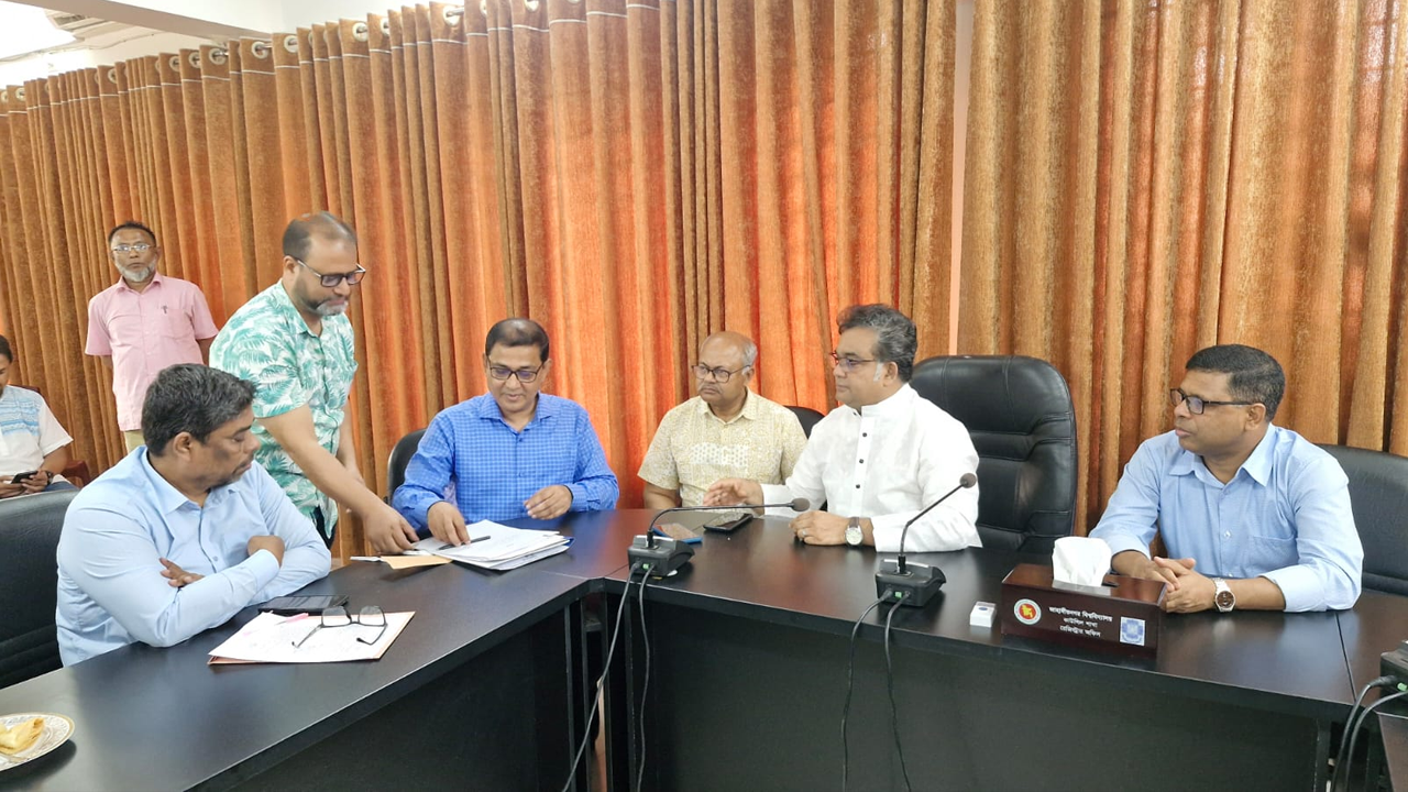 জাবিতে নতুন কোষাধ্যক্ষের যোগদান; ফুল দিয়ে শুভেচ্ছা না জানানোর আহ্বান