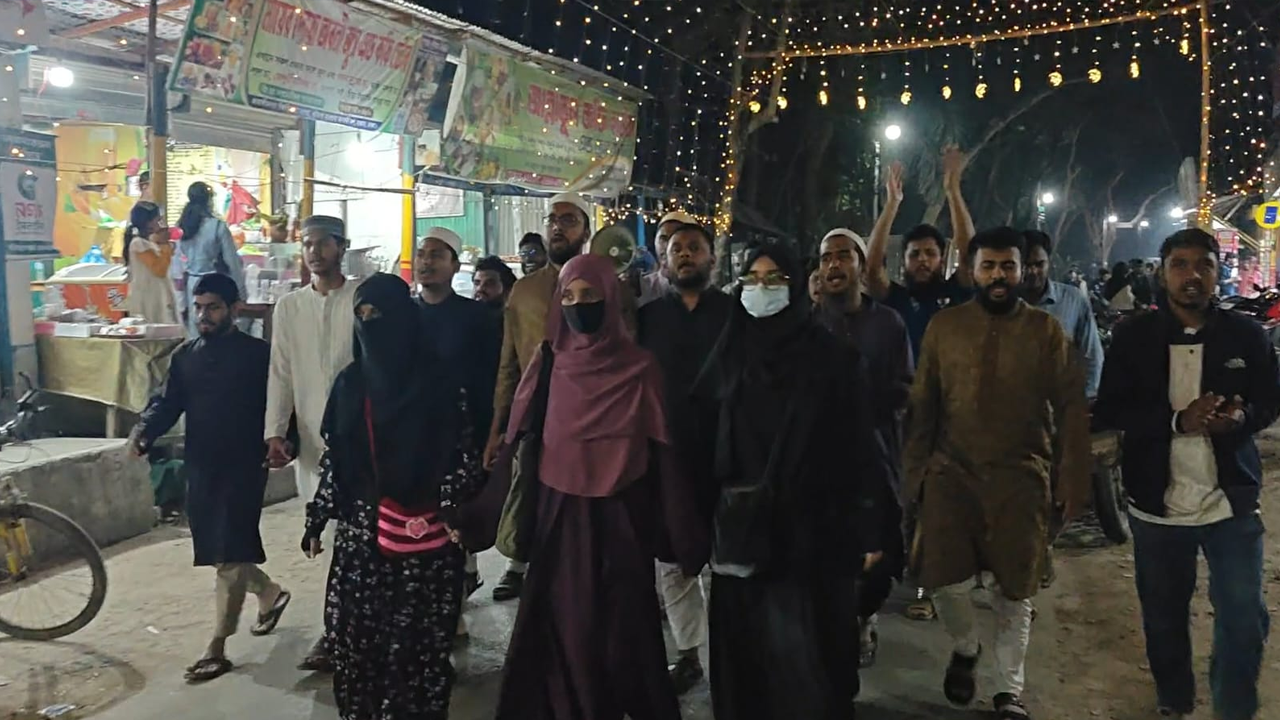 দেশজুড়ে ধর্ষণ ও সহিংসতার প্রতিবাদে জাকসুর বিক্ষোভ মিছিল