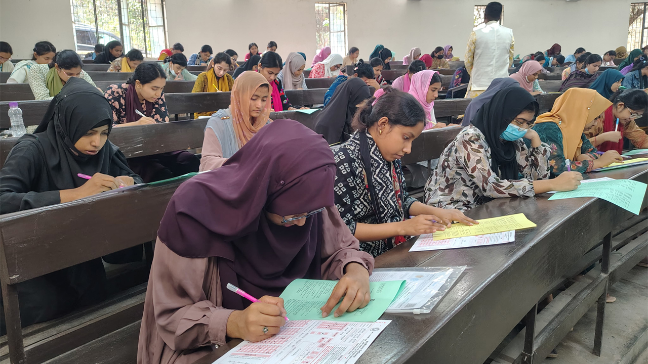 মোবাইল দেখে পরীক্ষা, জাবি ভর্তিচ্ছু শিক্ষার্থী আটক
