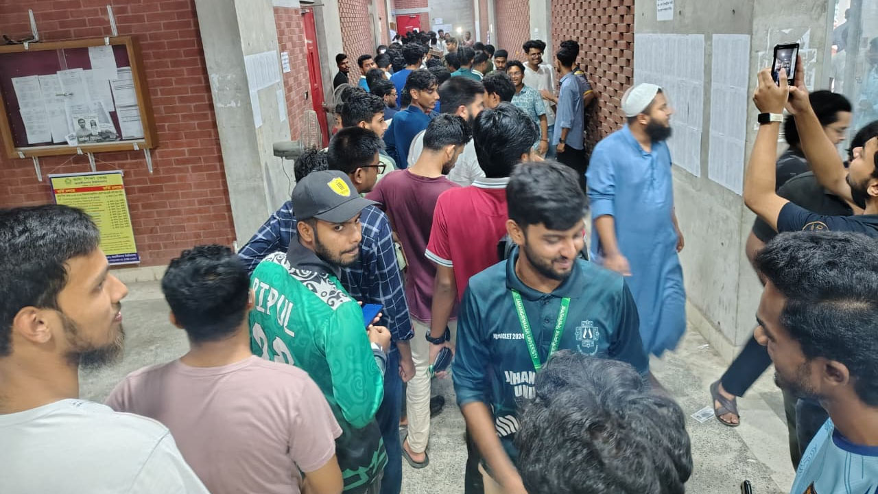 ভোট গ্রহণের সময় শেষ হলেও কেন্দ্রের বাইরে দীর্ঘ লাইন