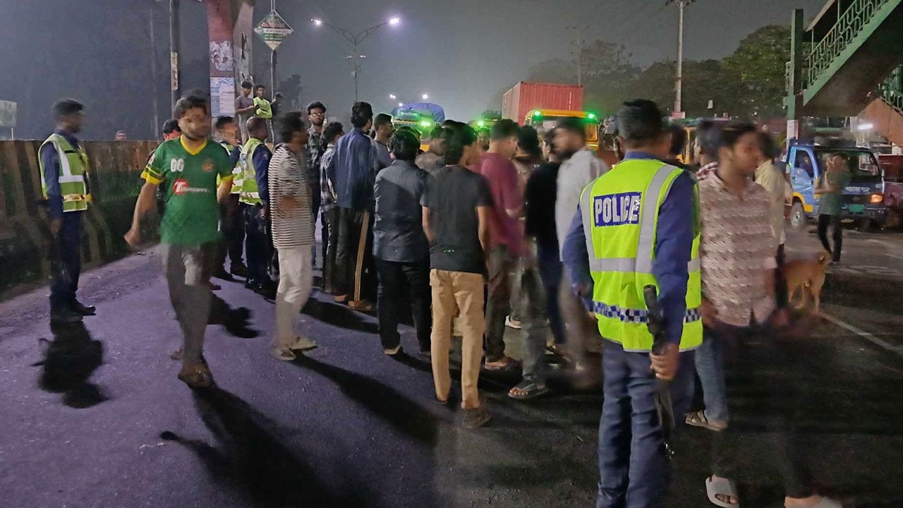 ধর্ষকের বিচার দাবিতে মধ্যরাতে জাবি শিক্ষার্থীদের মহাসড়ক অবরোধ
