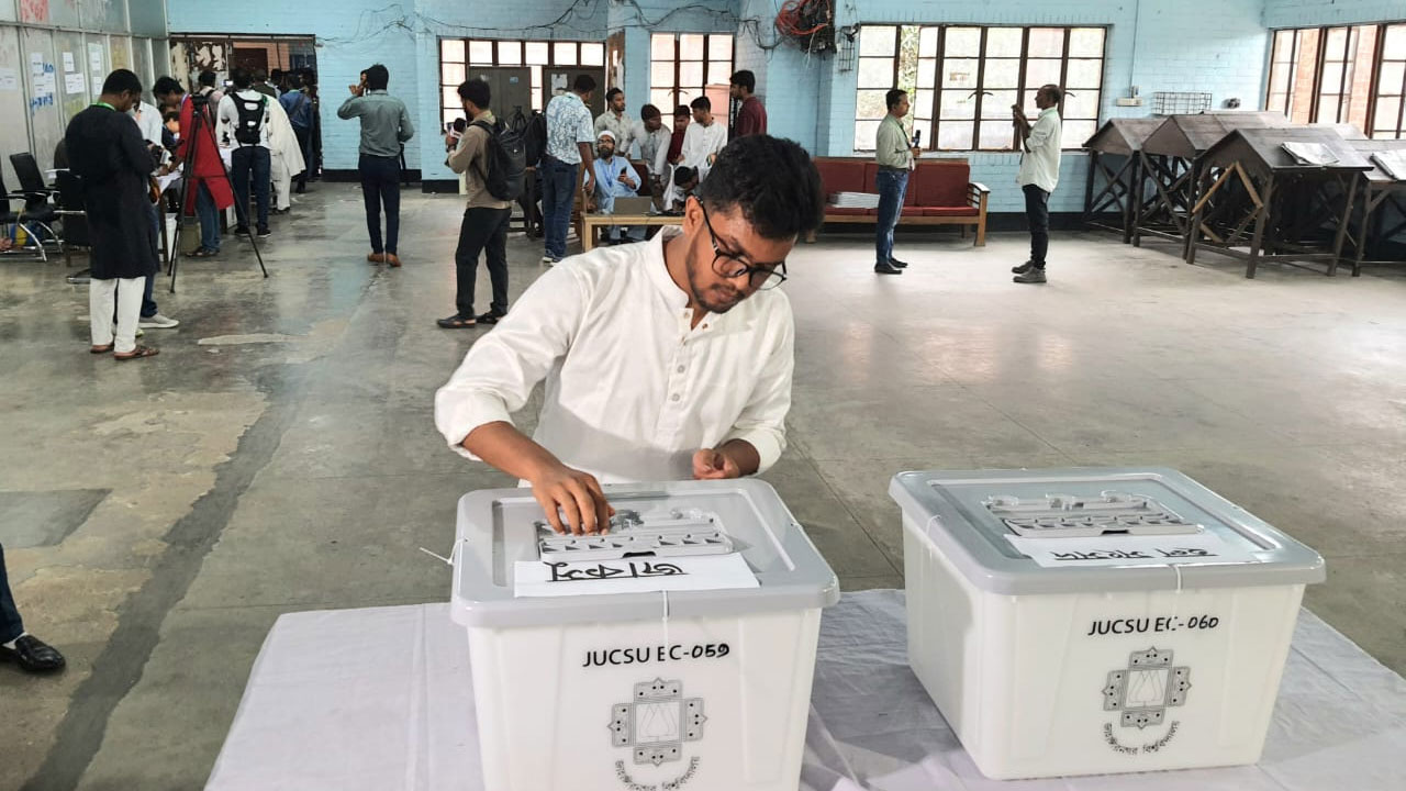 জাকসুর ভোটগ্রহণ শুরু