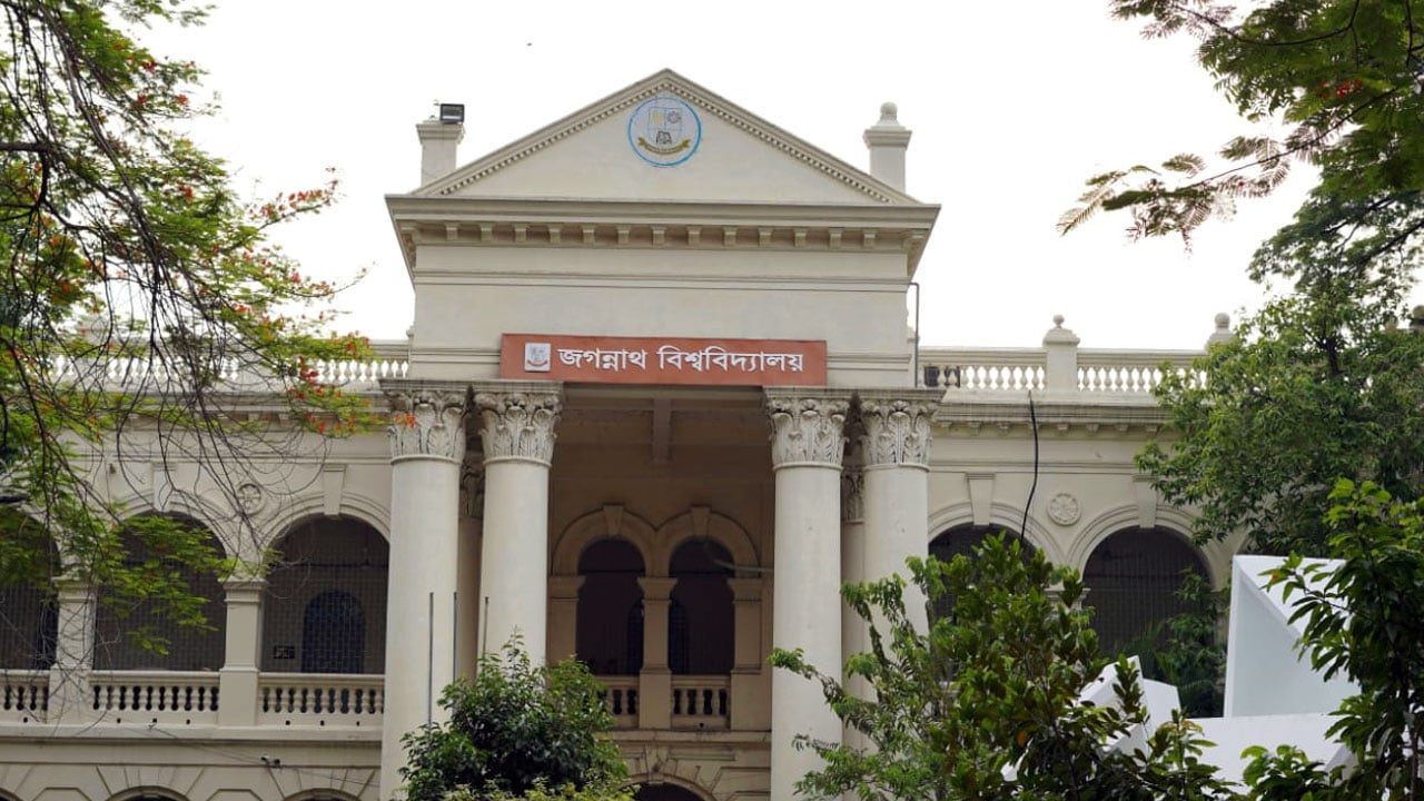 জবিতে অস্থায়ী হল নির্মাণের প্রস্তুতি, কর্মচারীদের সরে যাওয়ার নির্দেশ