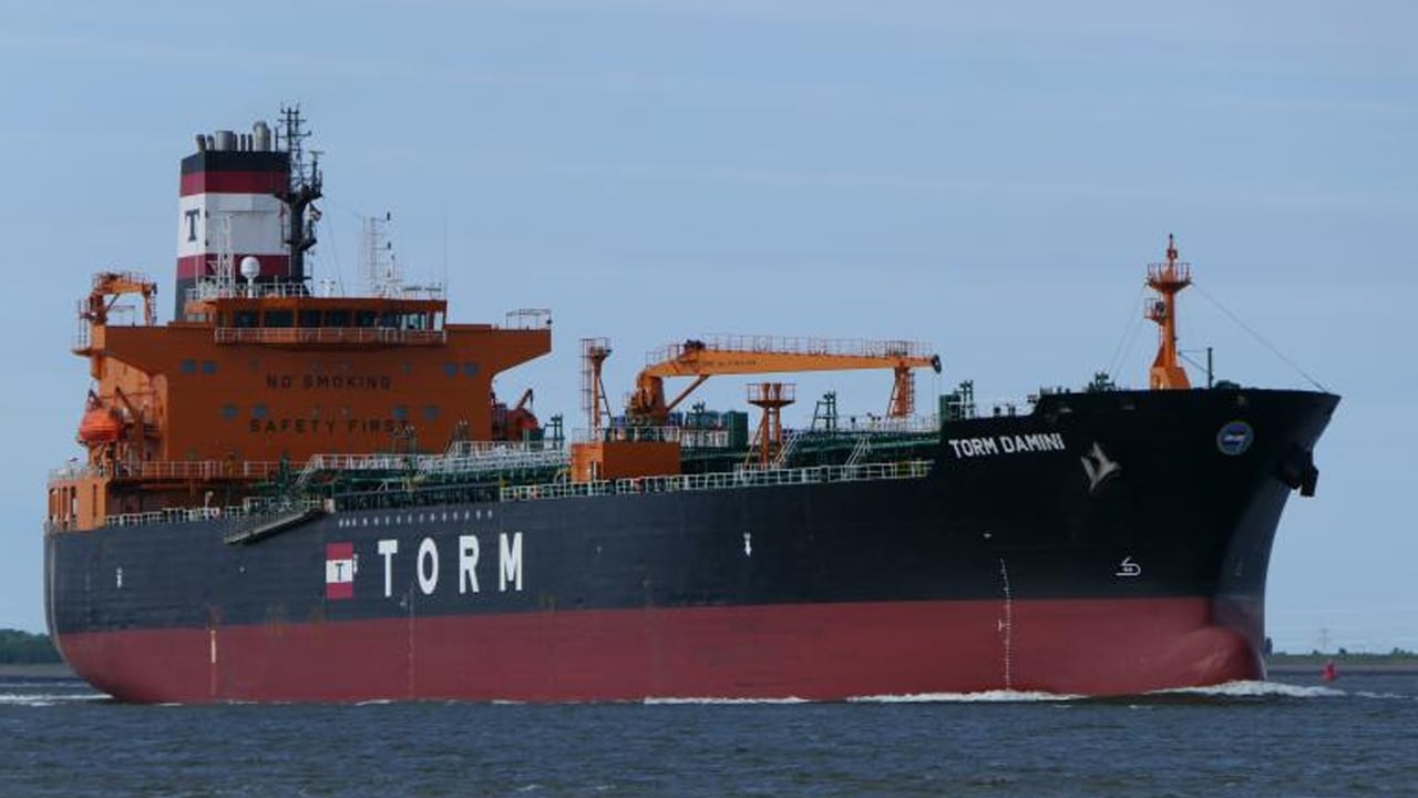 জ্বালানি নিয়ে চট্টগ্রাম বন্দরে ভিড়েছে আরো দুটি জাহাজ