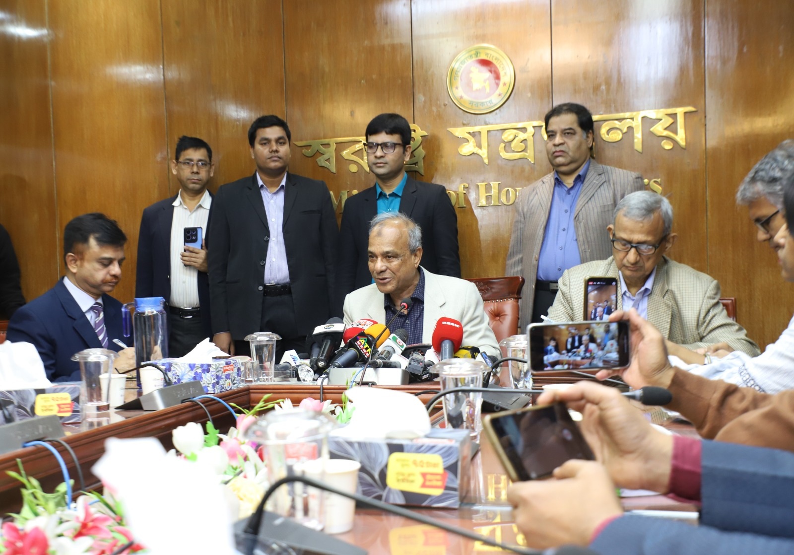 বিডিআর হত্যাকাণ্ড পুনঃতদন্তে পাঁচ দিনের মধ্যে কমিটি: স্বরাষ্ট্র উপদেষ্টা