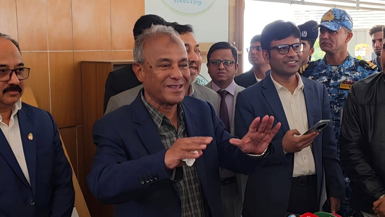 সাংবাদিককে স্বরাষ্ট্রমন্ত্রীর দায়িত্ব দিতে চান স্বরাষ্ট্র উপদেষ্টা