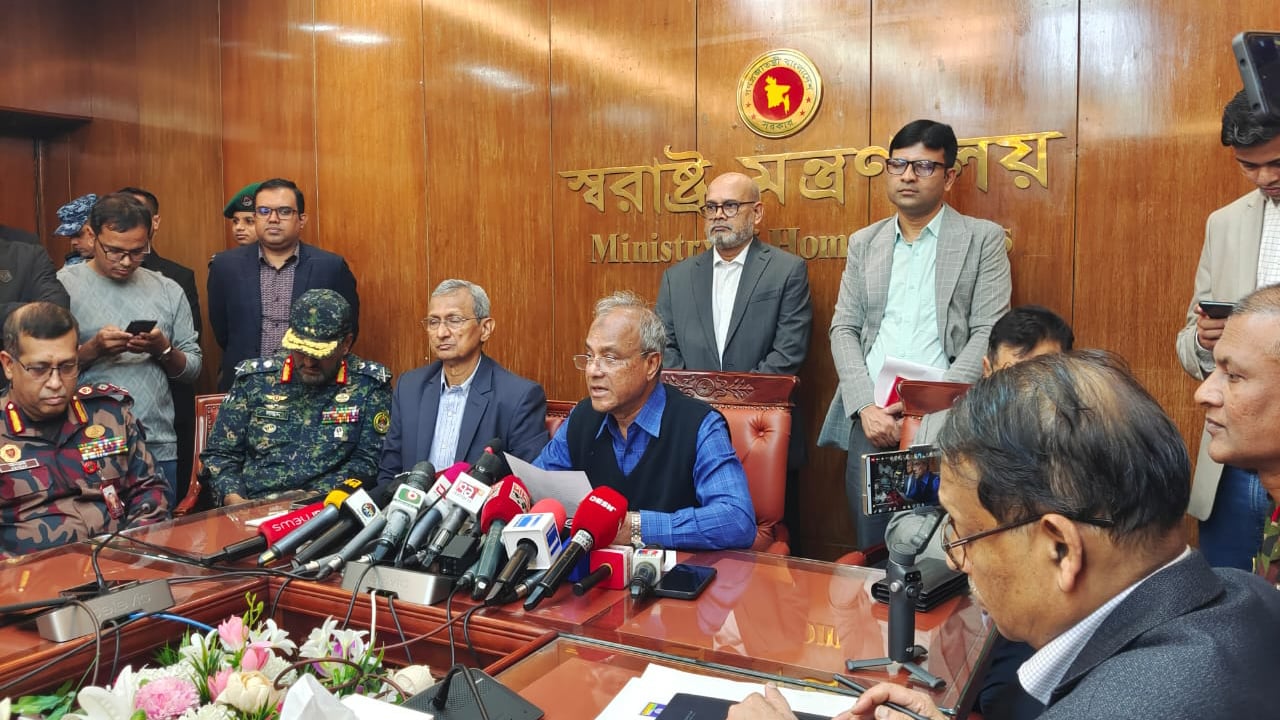 প্রার্থীরা চাইলে অস্ত্রের লাইসেন্স দেওয়া হবে : স্বরাষ্ট্র উপদেষ্টা