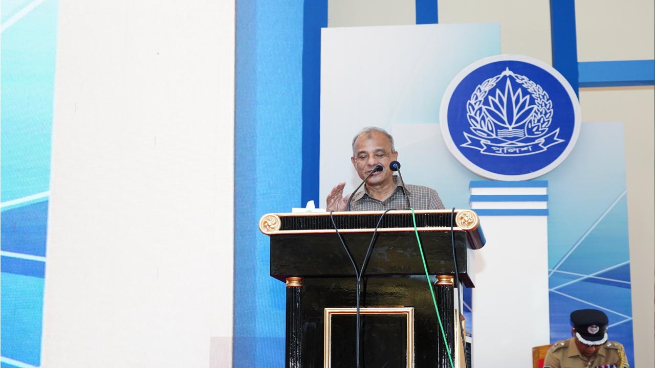 জনবান্ধব পুলিশ হিসেবে নিজেদের গড়তে হবে: স্বরাষ্ট্র উপদেষ্টা