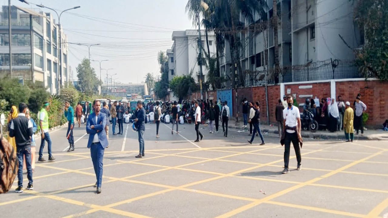 দুই ঘণ্টা পর স্বাভাবিক জাহাঙ্গীর গেট এলাকার সড়ক