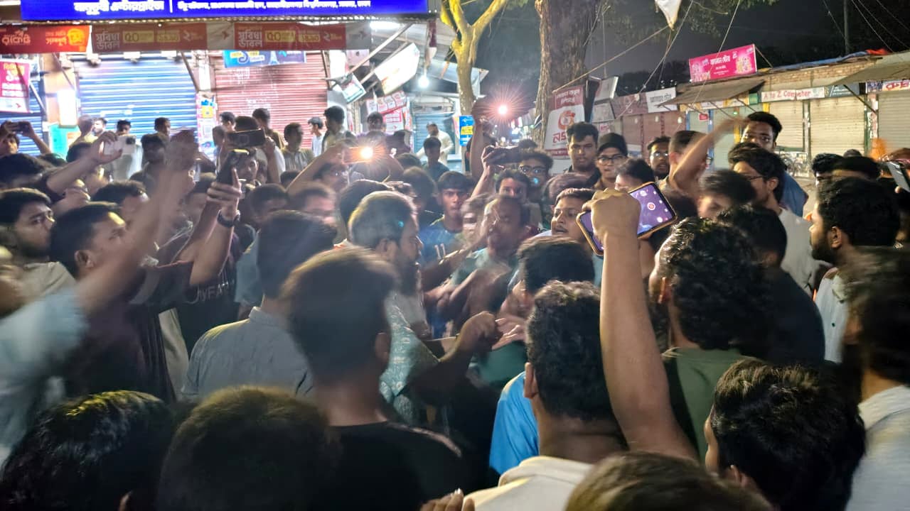 খাবারে মাছি পেয়ে বাটি ছুড়লেন জাকসু নেতা, দোকান বন্ধ