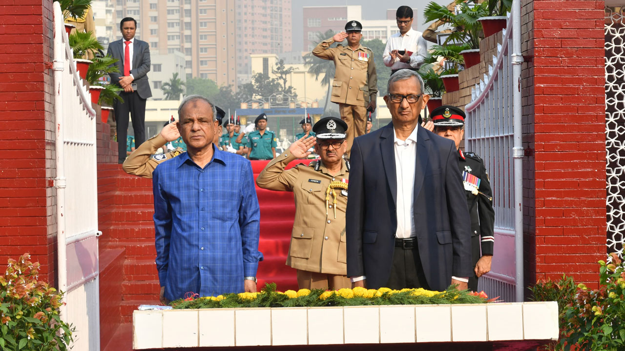 রাজারবাগ পুলিশ স্মৃতিসৌধে স্বরাষ্ট্র উপদেষ্টা, আইজিপির শ্রদ্ধা