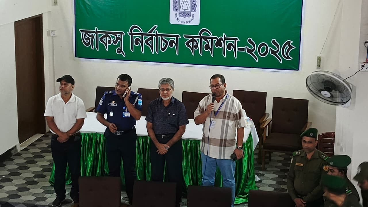 জাকসু নির্বাচনের ফলাফল ঘোষণা চলছে