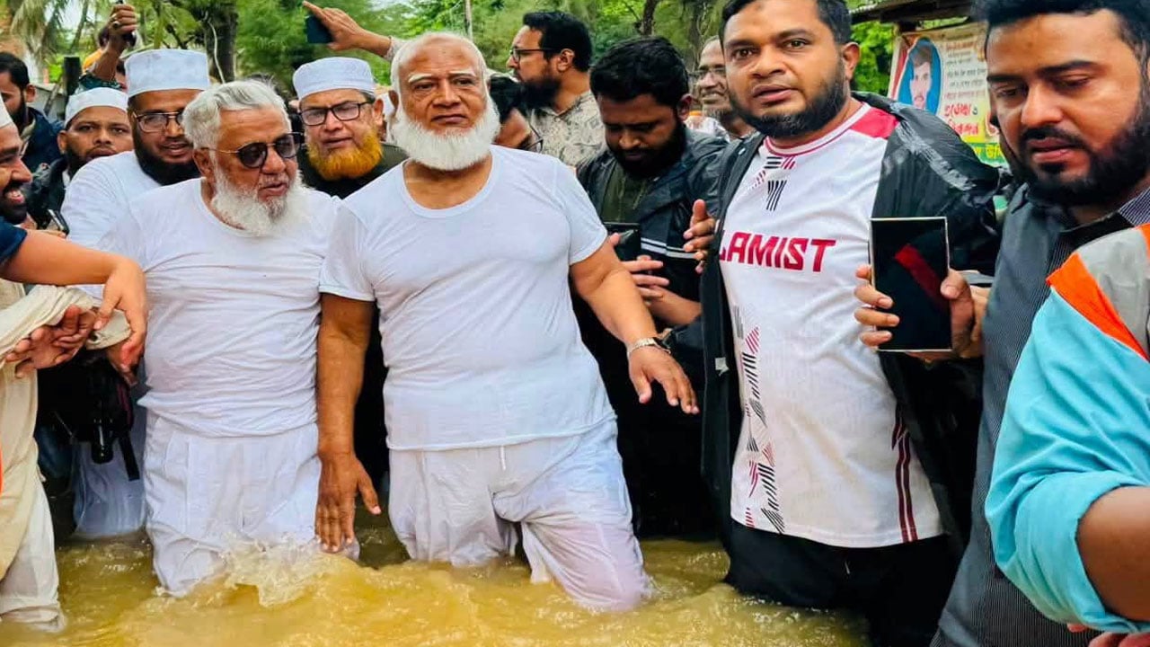 ‘এই মানুষটার আলোচনা-সমালোচনা যা-ই থাকুক না কেন, দুর্যোগে সবার আগে হাত বাড়িয়ে দেন’