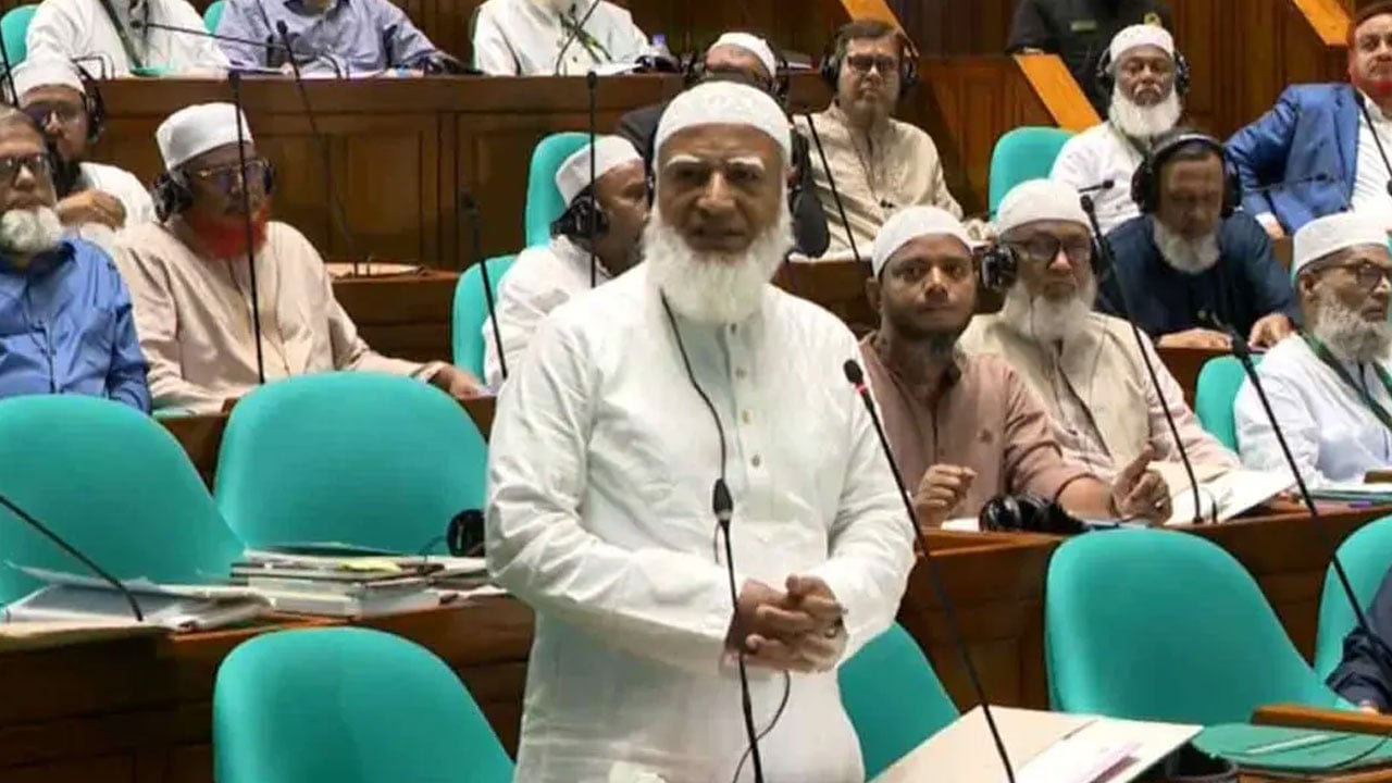 সংসদে বলা হচ্ছে তেলের সংকট নেই, অথচ বাইরে মানুষ হাহাকার করছে