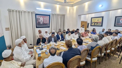 গণভোট ও জনদুর্ভোগ নিয়ে সরকারের অনীহার কথা জ্যেষ্ঠ সাংবাদিকদের জানালেন জামায়াত আমির