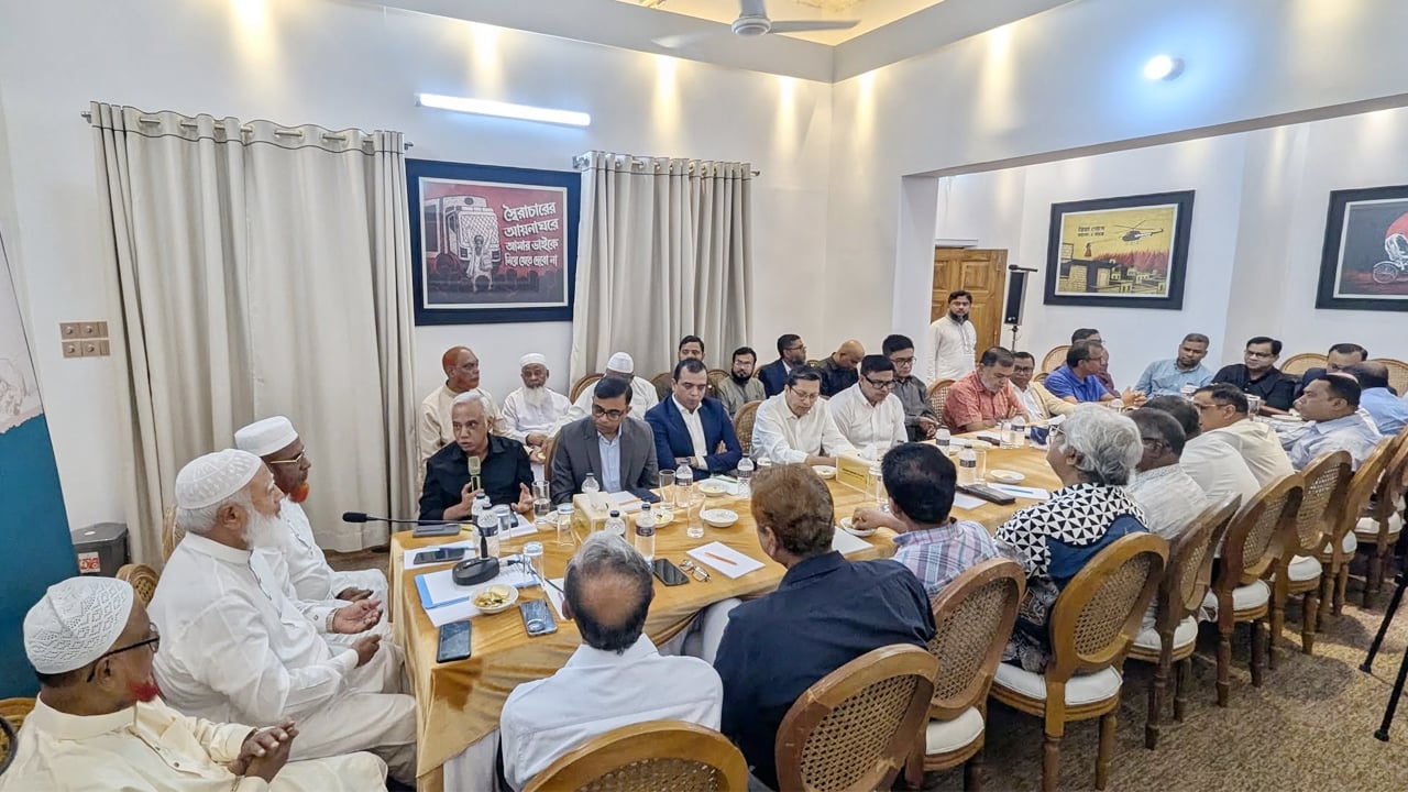 গণভোট ও জনদুর্ভোগ নিয়ে সরকারের অনীহার কথা জ্যেষ্ঠ সাংবাদিকদের জানালেন জামায়াত আমির