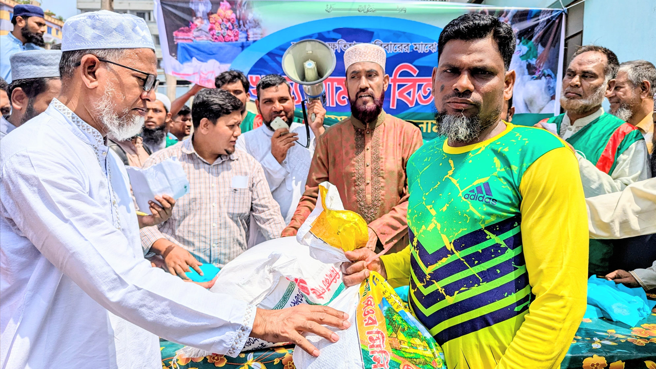 তুরাগে অগ্নিকাণ্ডে ক্ষতিগ্রস্তদের মাঝে জামায়াতের খাদ্যসামগ্রী ও বস্ত্র বিতরণ