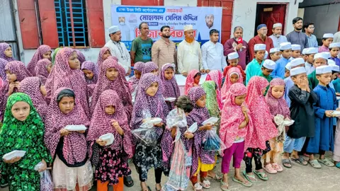 মোহাম্মদপুরে শিক্ষার্থীদের মধ্যে জামায়াতের হিজাব ও টুপি বিতরণ