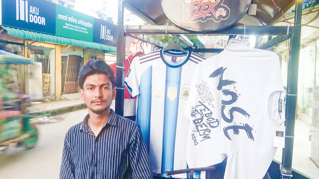 লেখাপড়ার ফাঁকে ভ্রাম্যমাণ পোশাকের দোকান