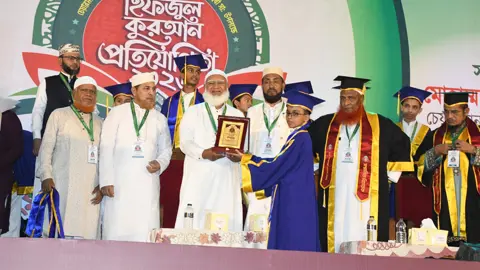 লক্ষাধিক প্রতিযোগীর মধ্য থেকে বিজয়ী হাফেজদের সম্মাননা দিল জামায়াত
