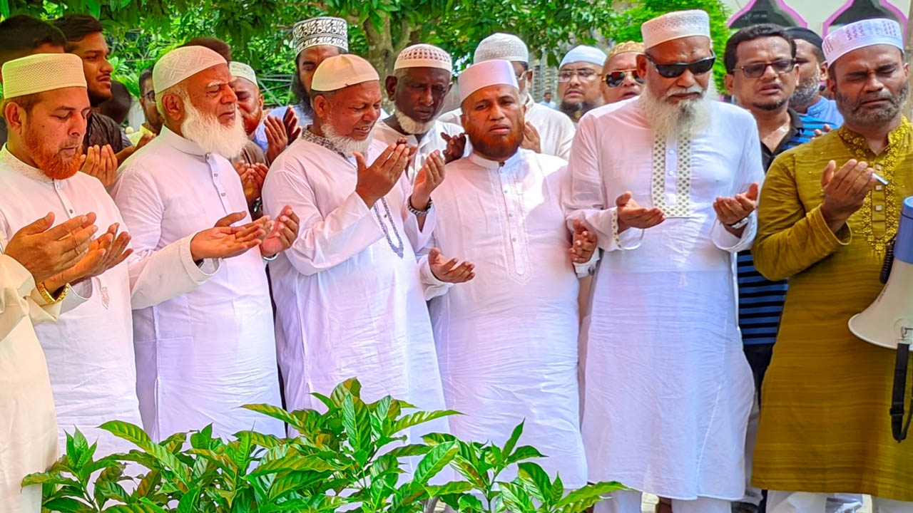 কবর জিয়ারতে অঝোরে কাঁদলেন জামায়াত আমির