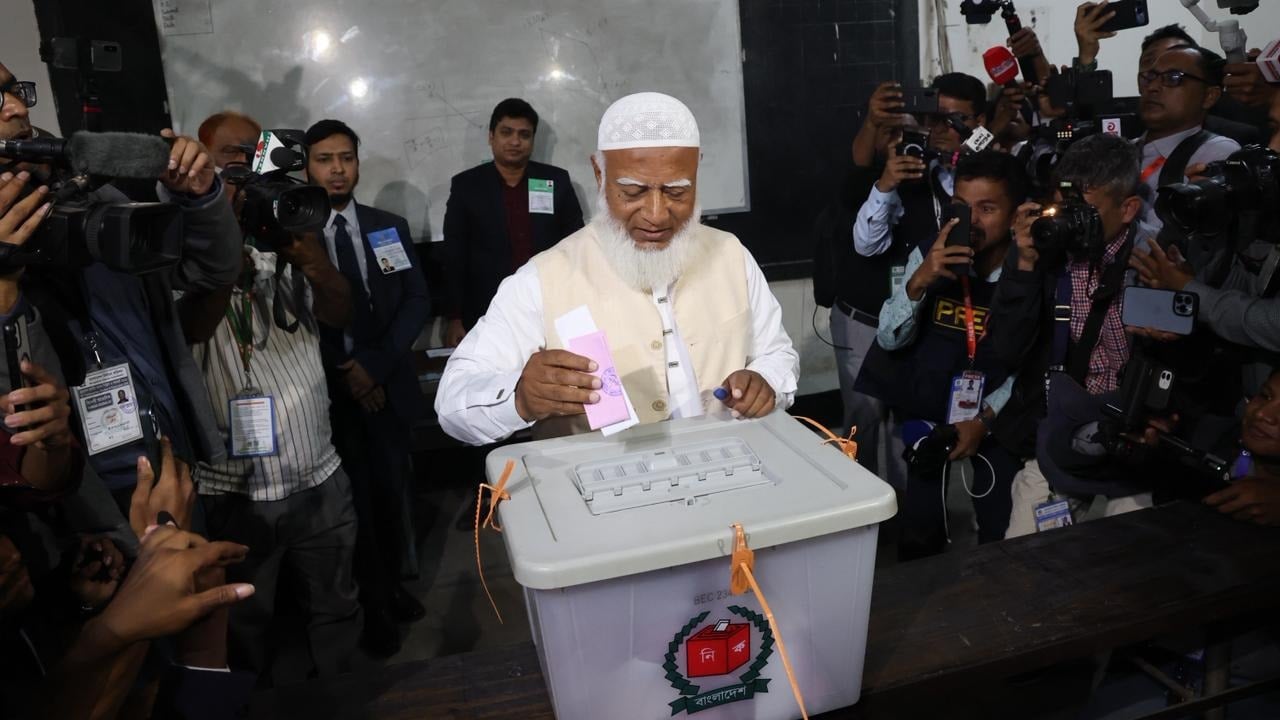 নিজ আসনে ভোট দিলেন জামায়াত আমির