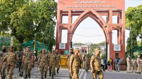 দিল্লির জামিয়া মিল্লিয়ায় শিক্ষার্থী-নিরাপত্তারক্ষী ব্যাপক সংঘর্ষ, ‘ফ্রি কাশ্মীর’ ও ‘ফ্রি শারজিল ইমাম’ স্লোগান
