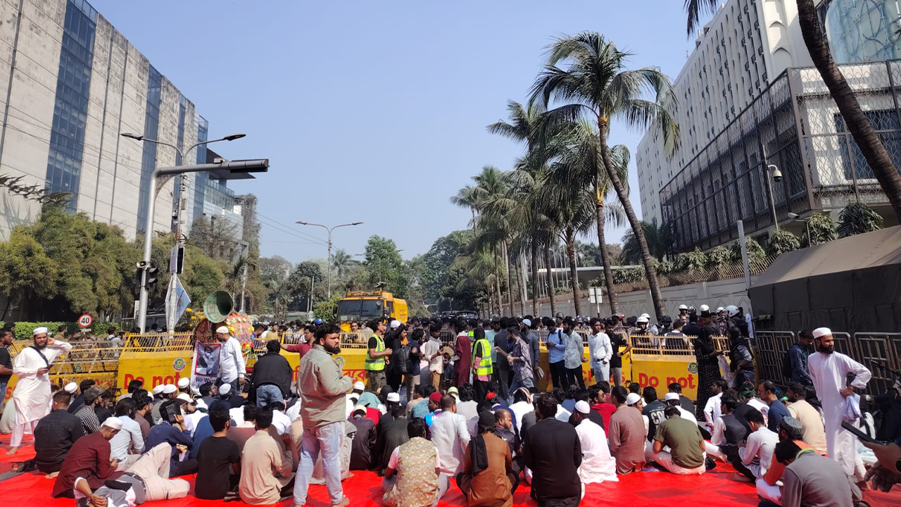 যমুনা ঘিরে কড়া নিরাপত্তা, কর্মচারীদের ঘেরাও ও ছাত্রদের অবস্থান কর্মসূচি