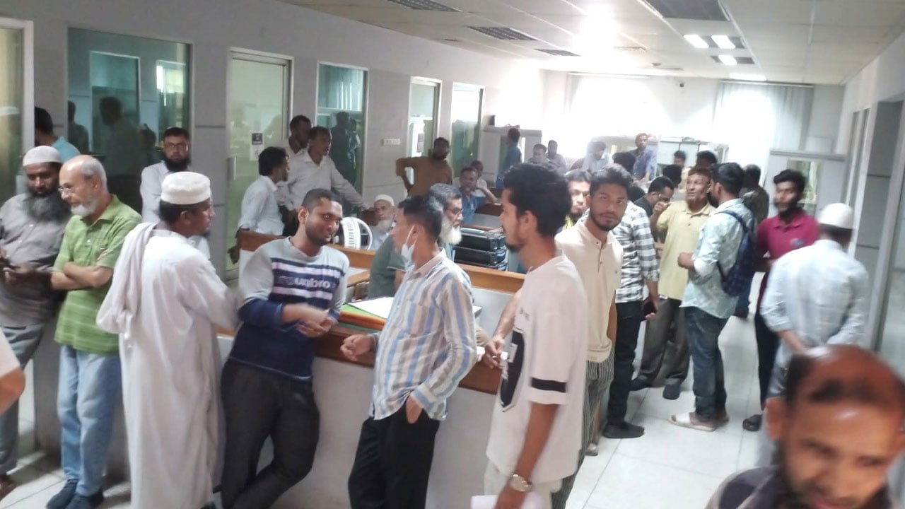 বকেয়া বেতন ও বোনাস পরিশোধ না হলে জনকণ্ঠ মালিকের বাসভবন ঘেরাওয়ের হুঁশিয়ারি