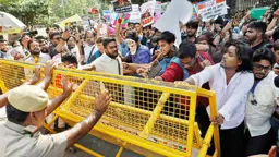 প্রধান নির্বাচন কমিশনারের পদত্যাগ দাবিতে উত্তাল দিল্লি, পুলিশের সঙ্গে সংঘর্ষ