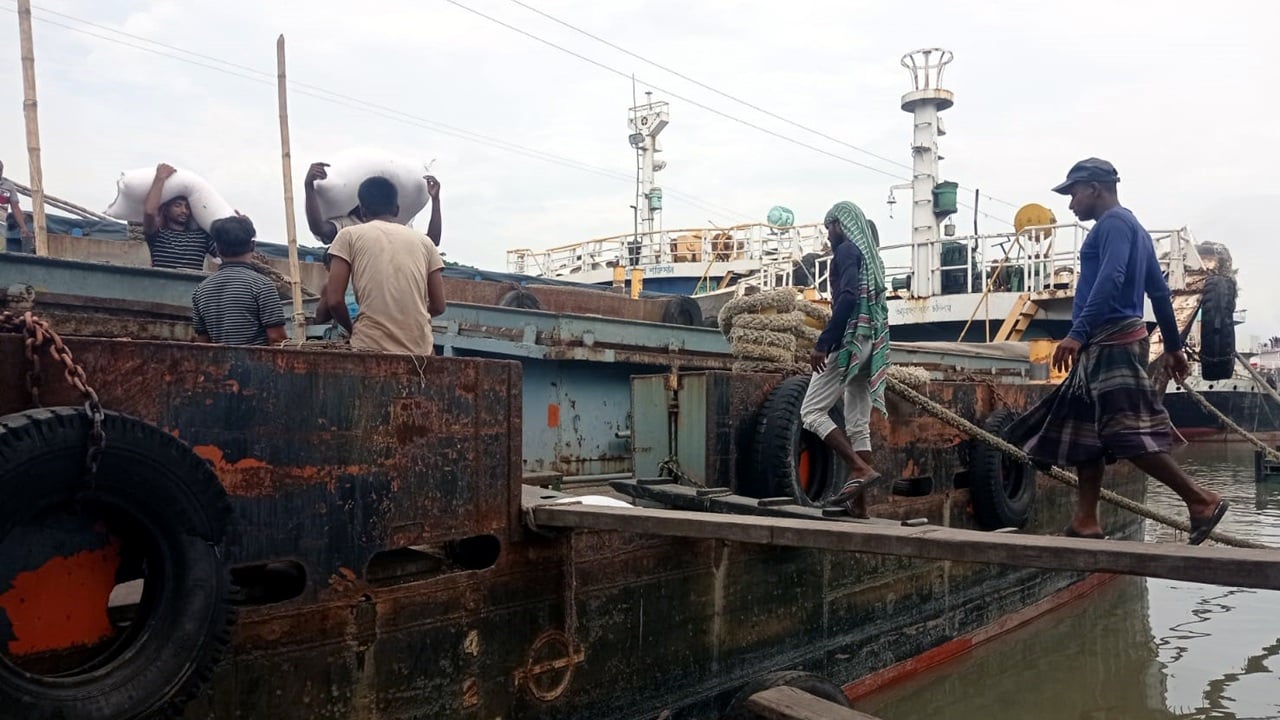 বাণিজ্য মন্দায় বেকার হচ্ছেন হাজারো শ্রমিক