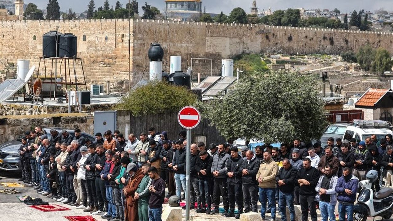 জেরুজালেমে জুমার নামাজে ইসরাইলি বাহিনীর বাধা