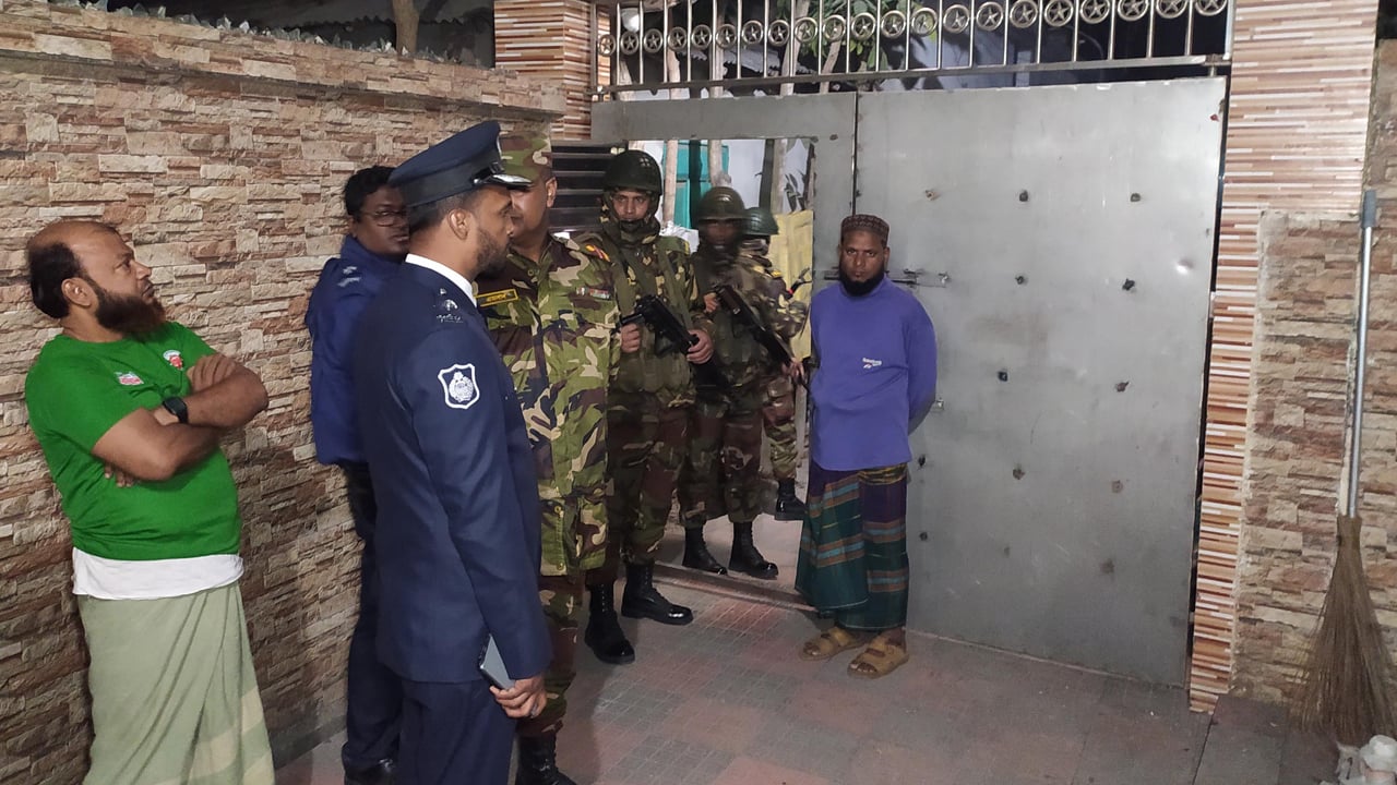 চাঁদা না দেওয়ায় জুট মিল মালিকের বাড়িতে ককটেল বিস্ফোরণ