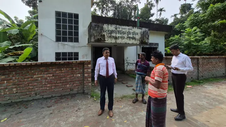 অফিসে অনুপস্থিত, রাজাপুরের ভূমি কর্মকর্তা সাময়িক বরখাস্ত