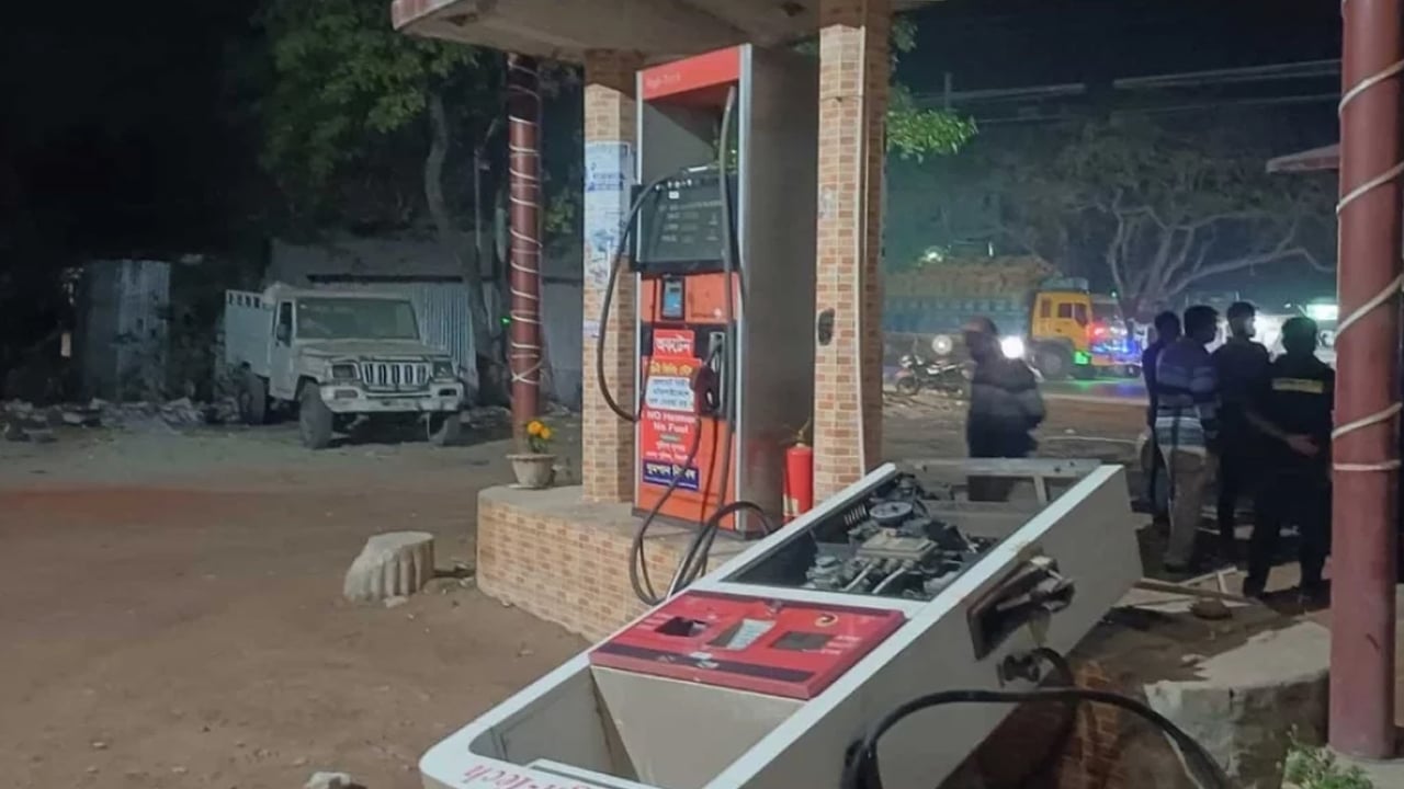 ঝিনাইদহে নিরব হত্যার প্রতিবাদে বাসে অ‌গ্নিসং‌যোগ, পাম্প ভাঙচুর